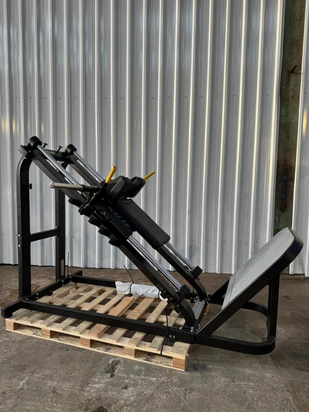 Technogym Pure Strength Hack Squat - Black - Image 5