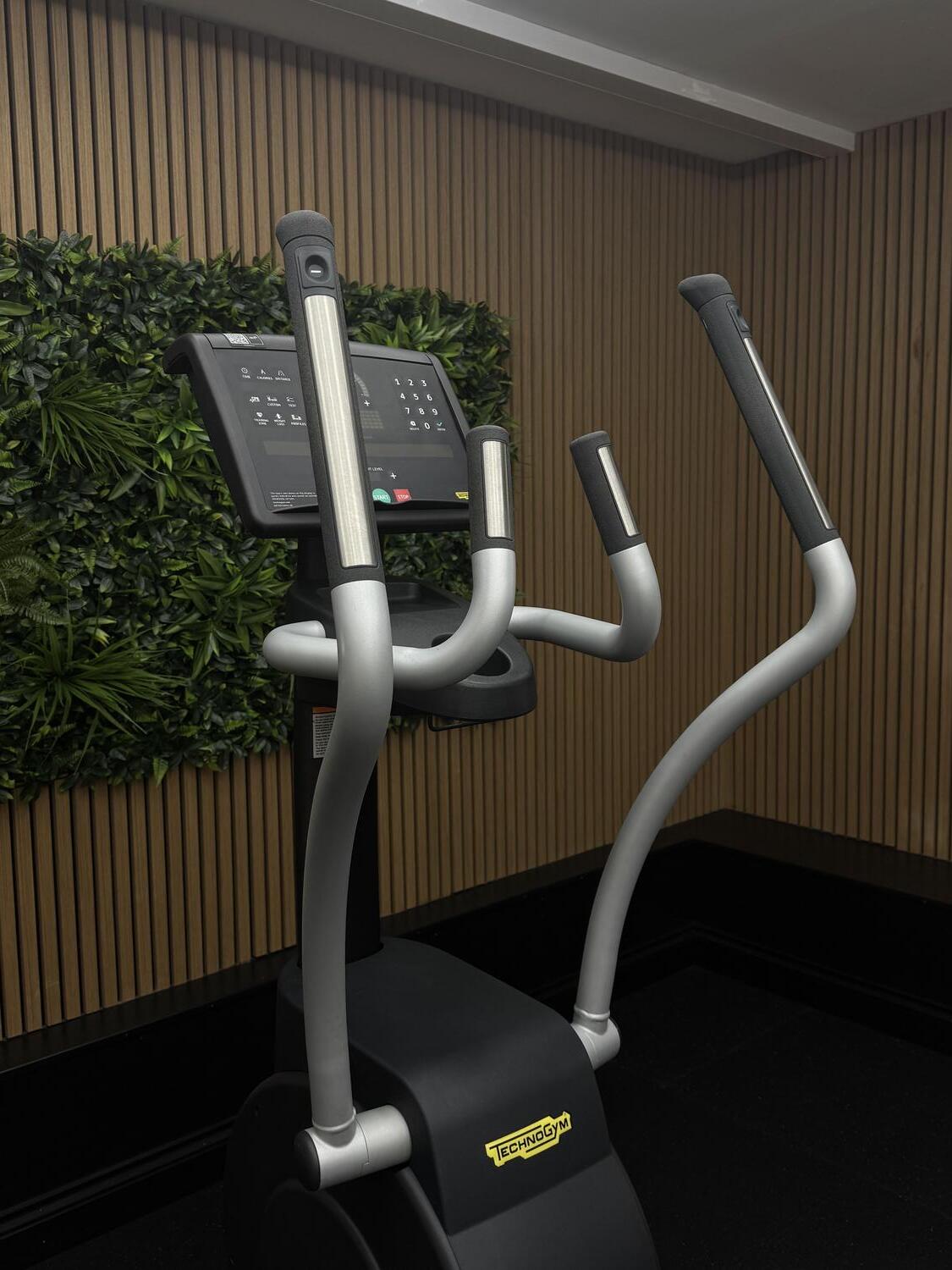 Technogym Excite (DEG83L) CROSS EXCITE 1000 P LED Trend - Image 8