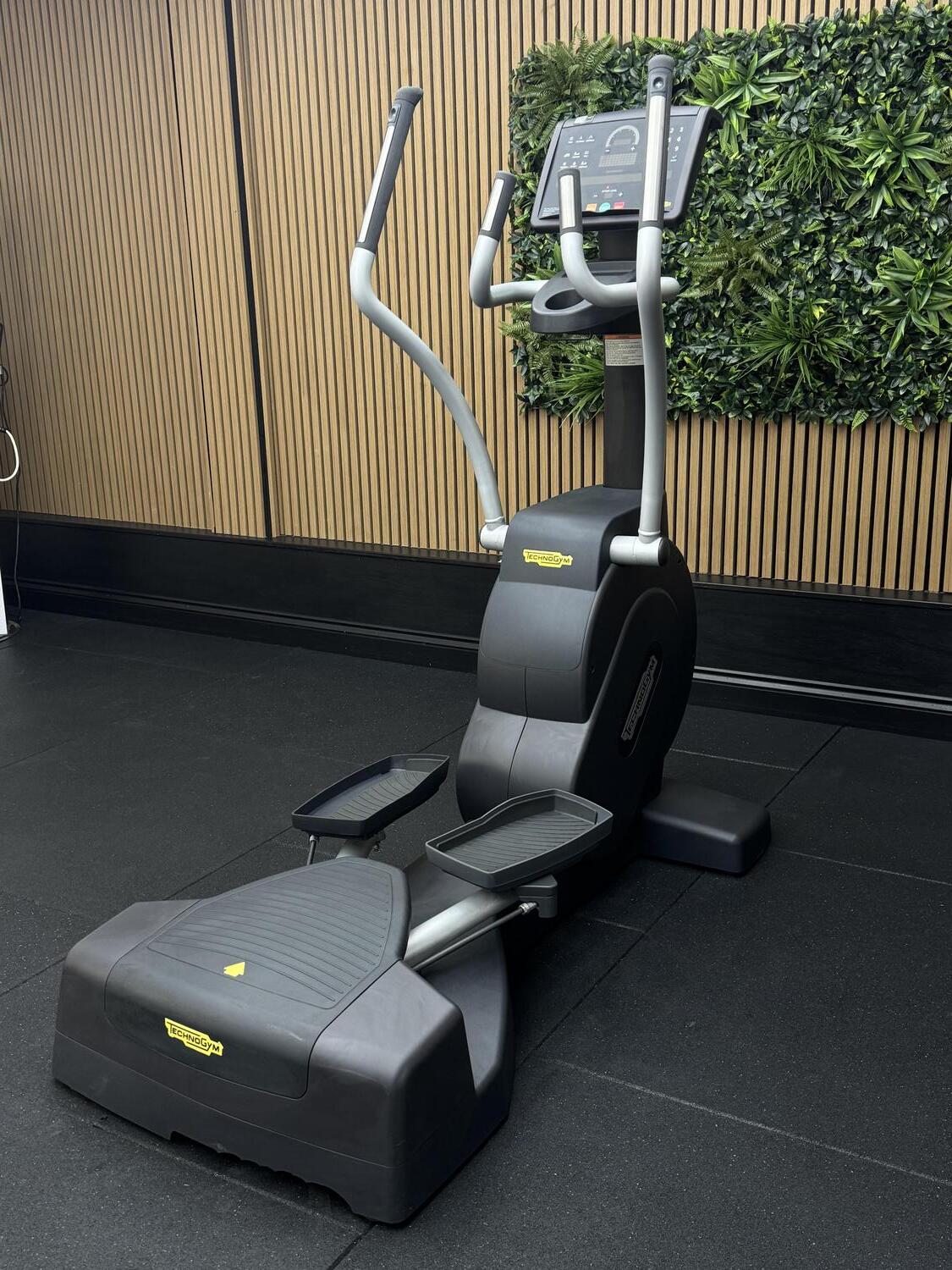 Technogym Excite (DEG83L) CROSS EXCITE 1000 P LED Trend