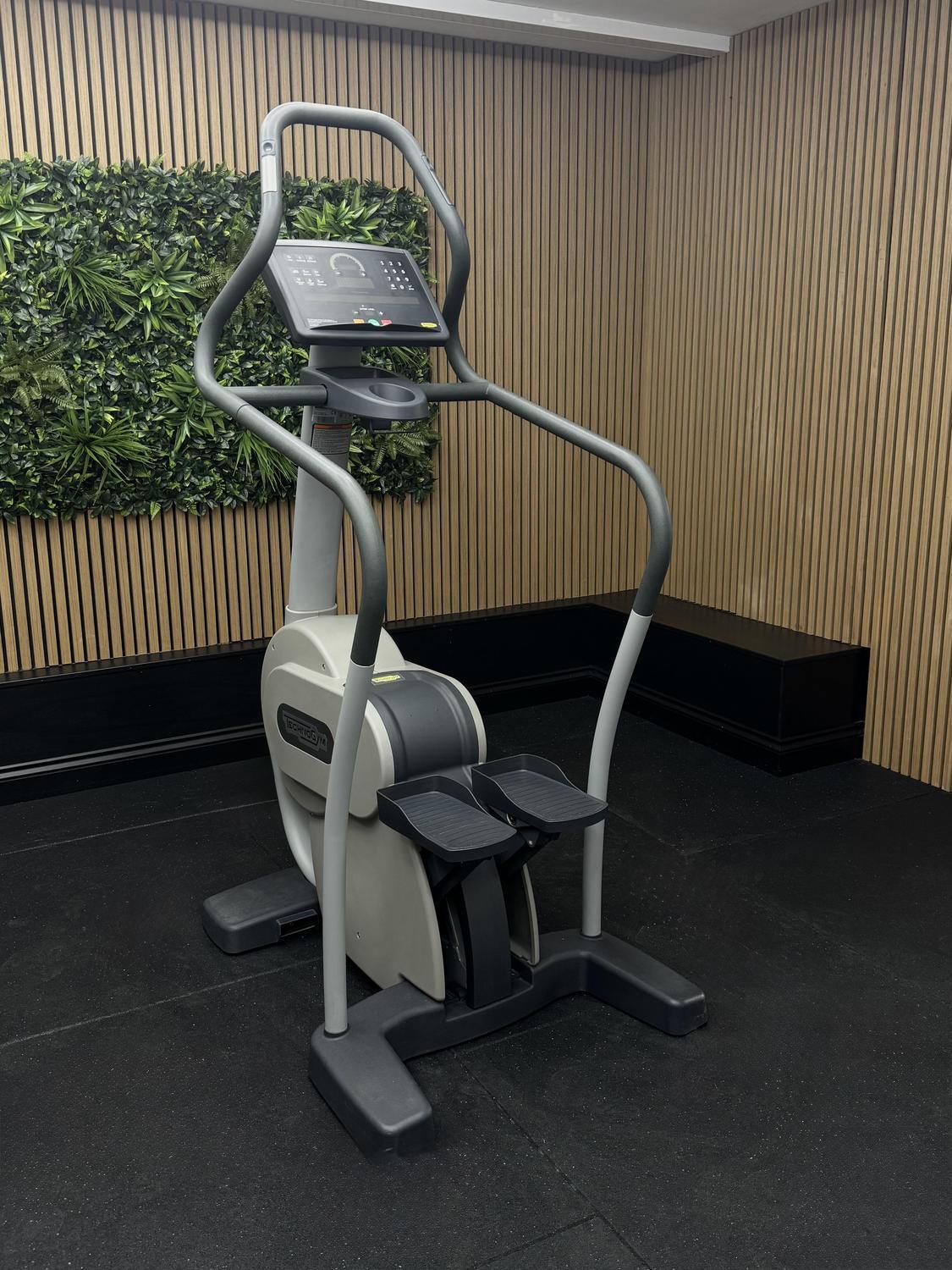 Technogym Excite (DE384L) STEP EXCITE 1000 SP LED Class