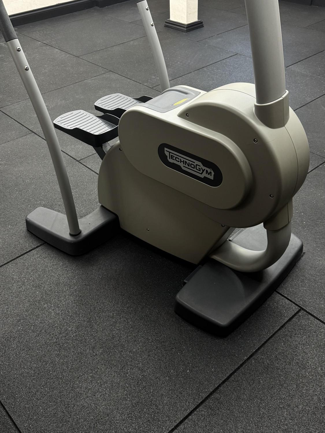 Technogym Excite (DE384L) STEP EXCITE 1000 SP LED Class - Image 6