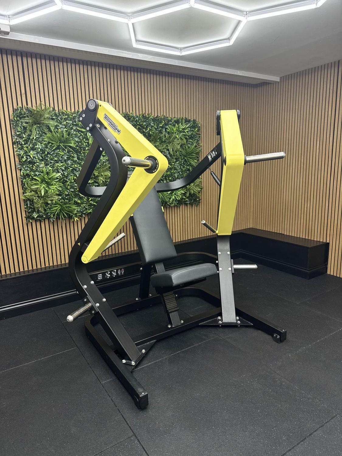 Technogym PURE STRENGTH Wide Chest Press (MG1000) Black/Yellow - Image 3