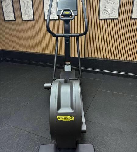 Technogym Excite SYNCHRO 5000 Live 16" Adjustable Ramp (DFHU3Q3) Meteor Black