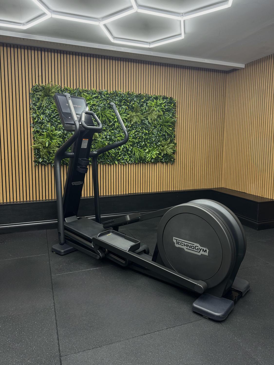 Technogym Artis Synchro Adjust Ramp LIVE (DBH03Q) Black