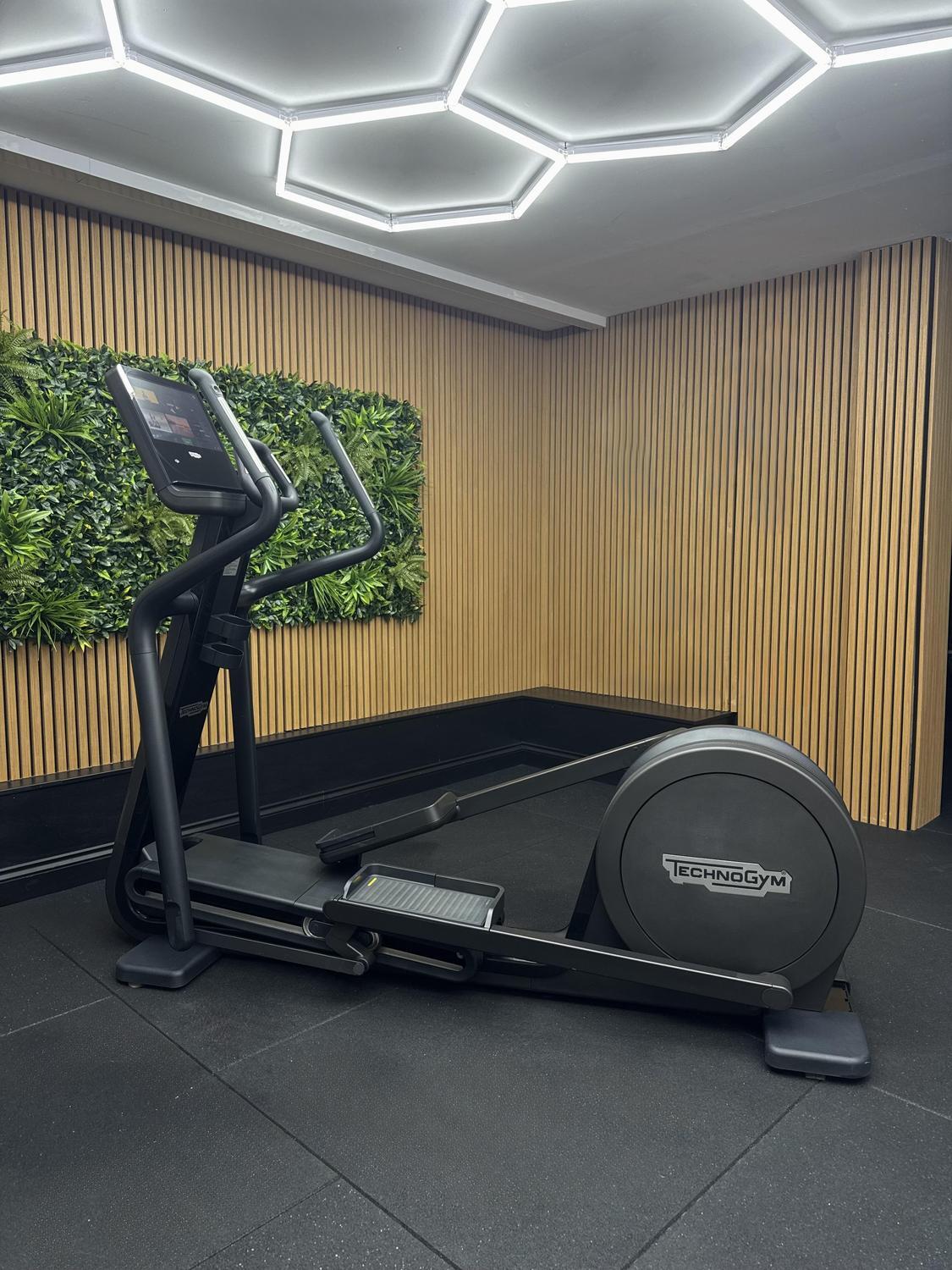 Technogym Artis Synchro Adjust Ramp LIVE (DBH03Q) Black - Image 3