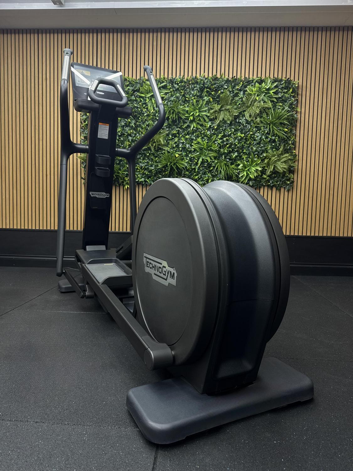 Technogym Artis Synchro Adjust Ramp LIVE (DBH03Q) Black - Image 2