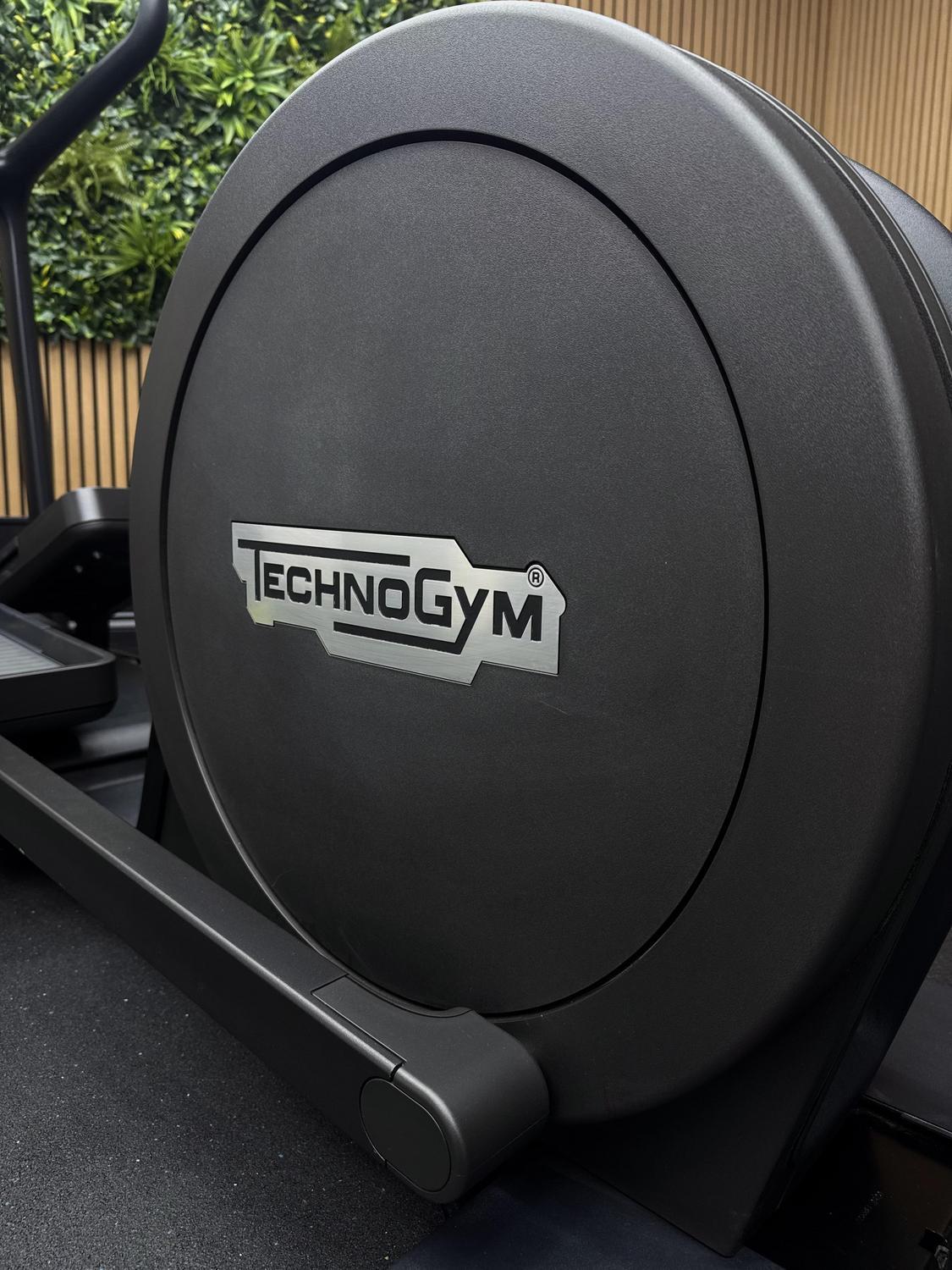 Technogym Artis Synchro Adjust Ramp LIVE (DBH03Q) Black - Image 5