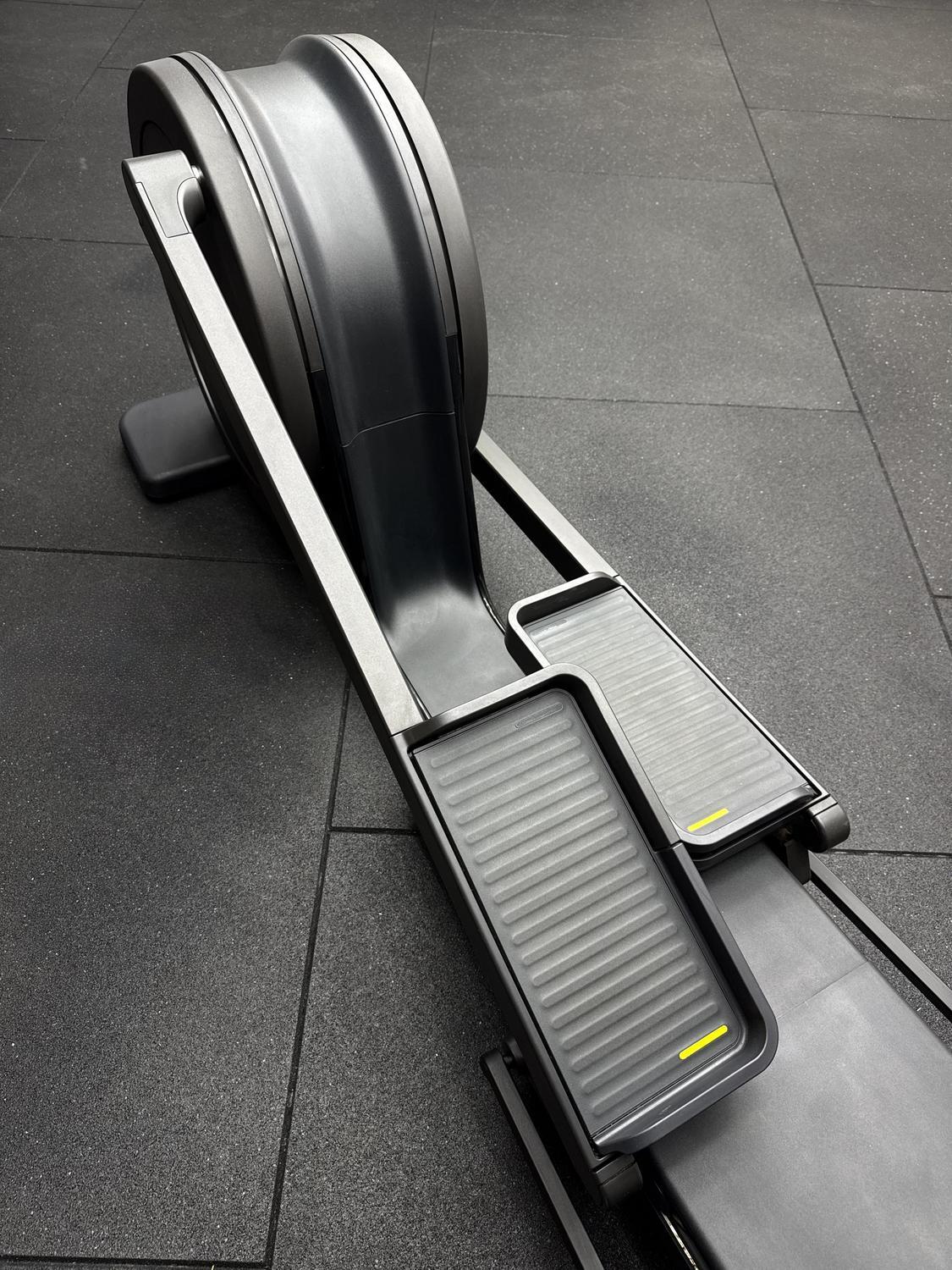 Technogym Artis Synchro Adjust Ramp LIVE (DBH03Q) Black - Image 4