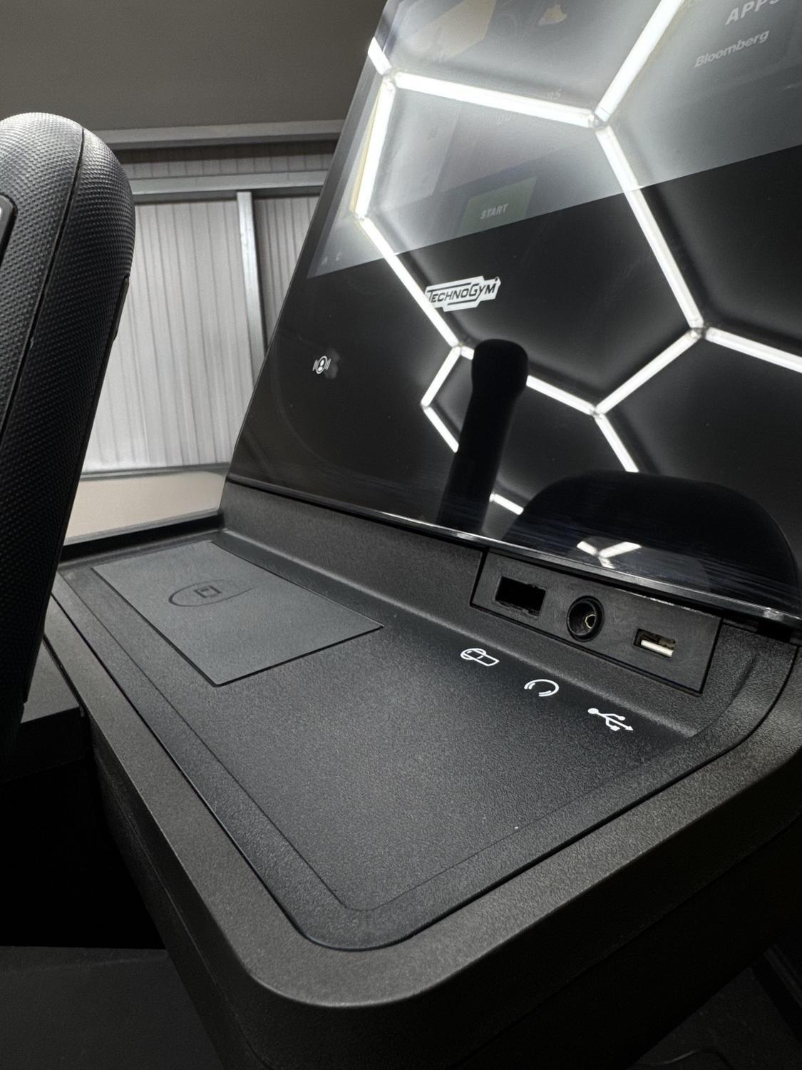 Technogym Artis Synchro Adjust Ramp LIVE (DBH03Q) Black - Image 7