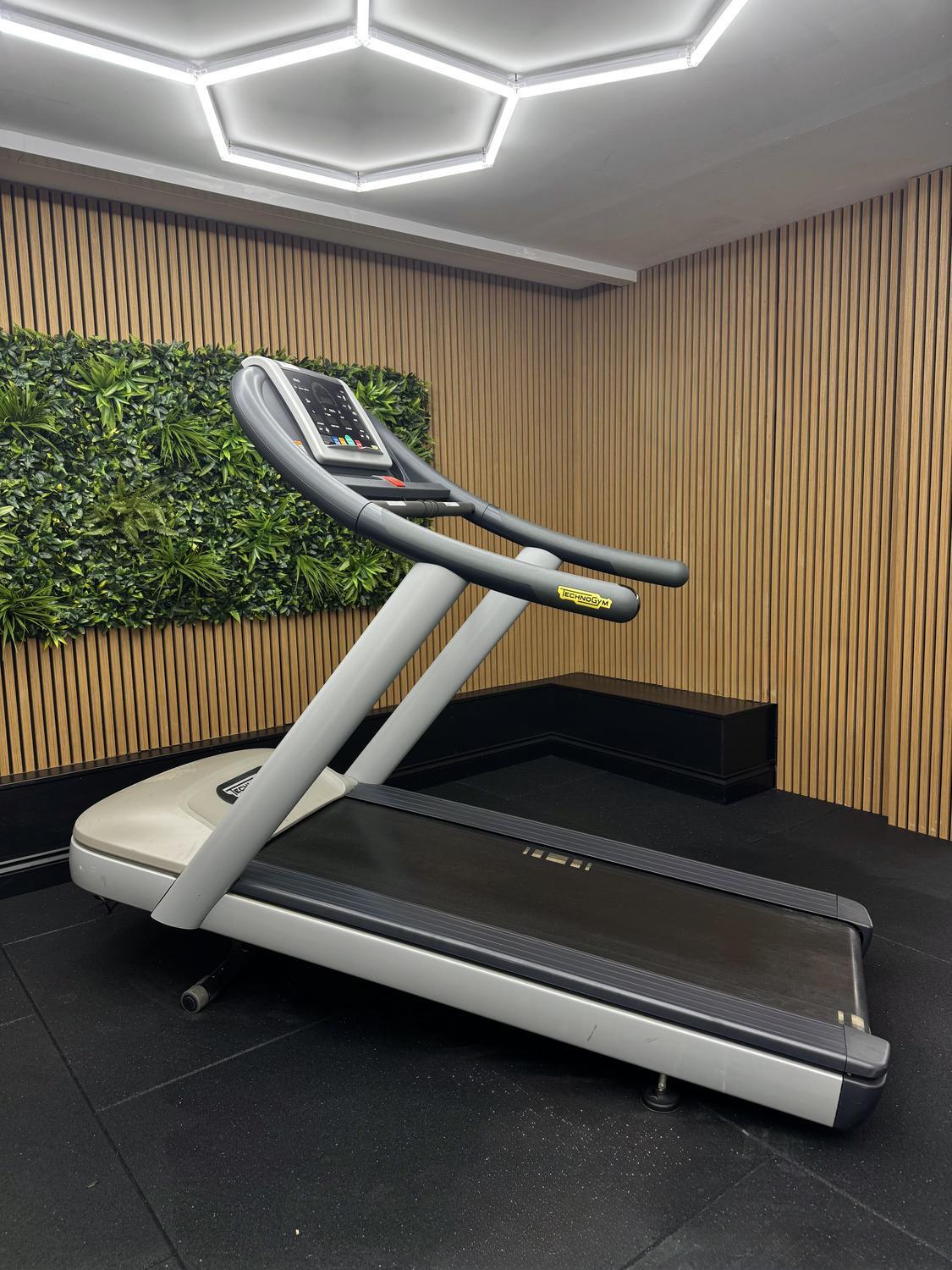 Technogym Excite+ JOG NOW 700 LED (DAK3EL) Silver