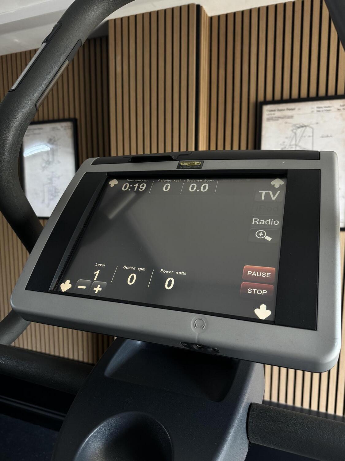 TECHNOGYM STEP EXCITE 700 DIGITAL TV (D4373D) Silver - Image 8