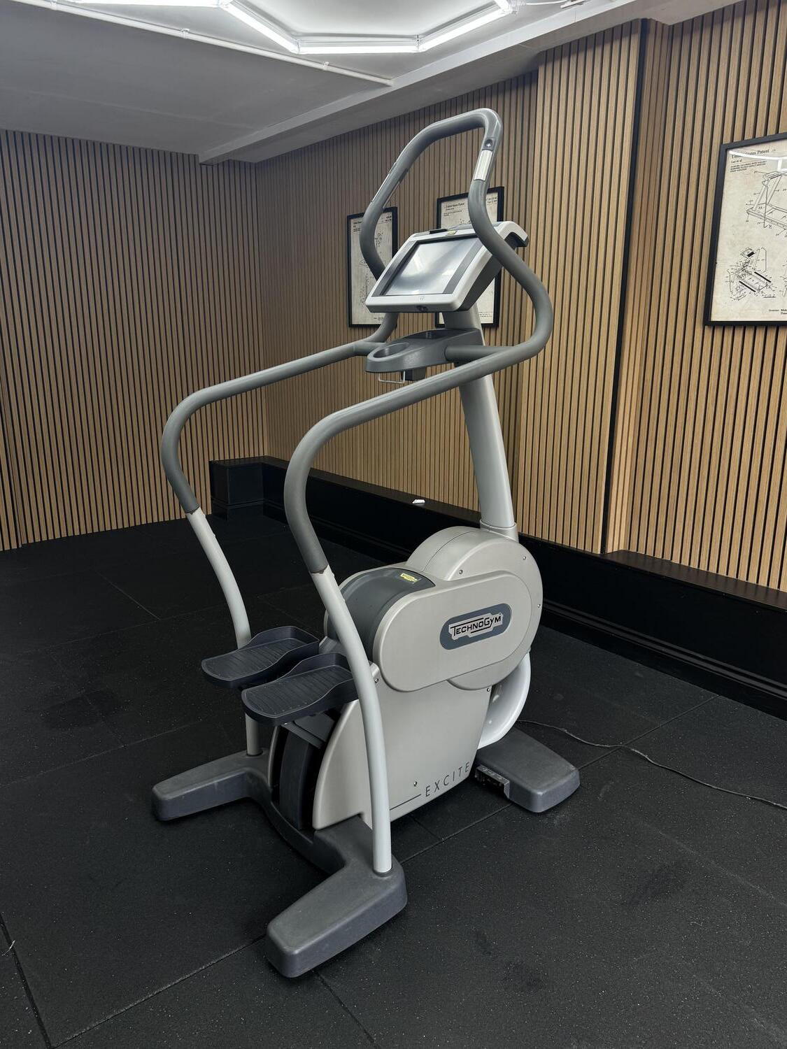 TECHNOGYM STEP EXCITE 700 DIGITAL TV (D4373D) Silver - Image 2