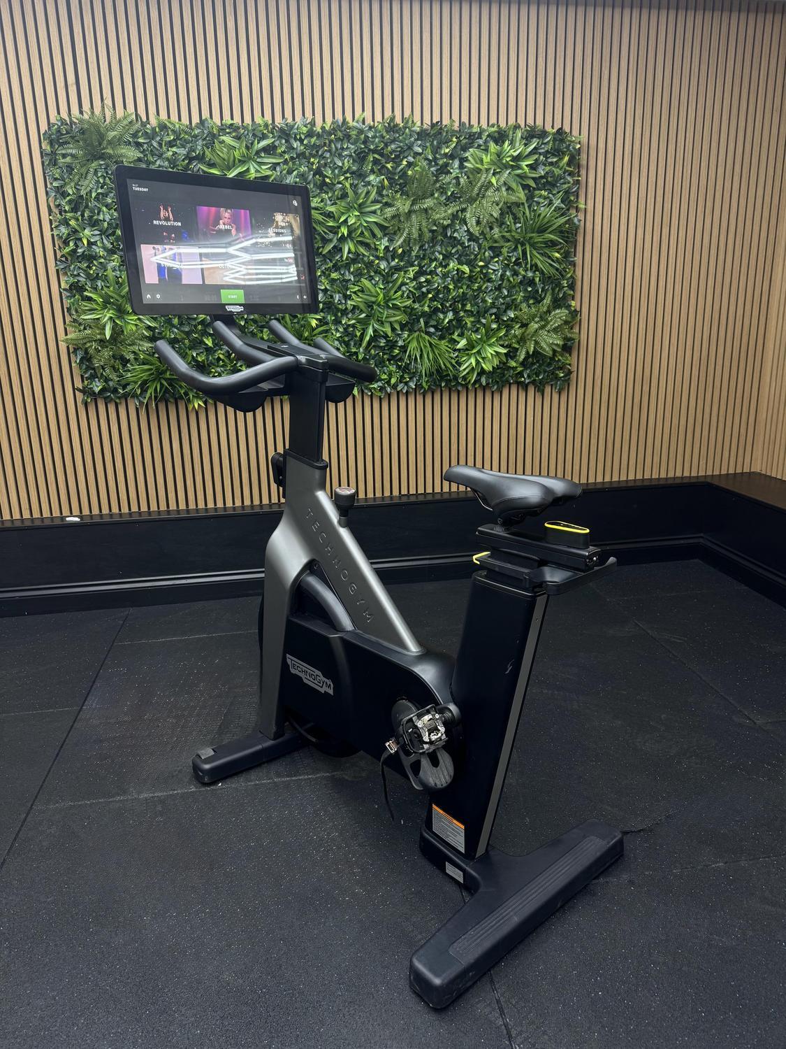 Technogym Bike Live (D93TNLS) Pivot Screen Dark Pearl Grey - Image 3