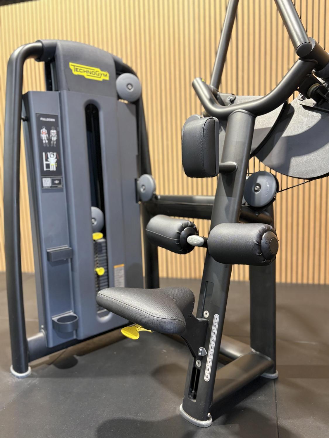 Technogym Selection Pro Pulldown (ML49) Anthracite Black - Image 2