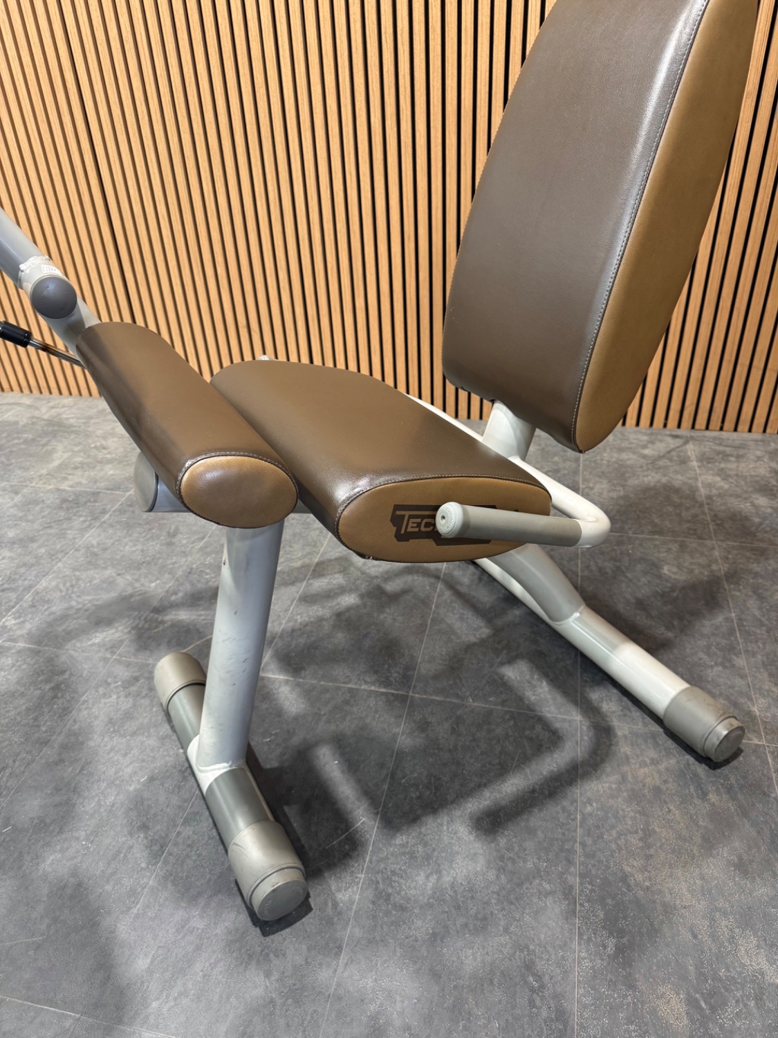 Technogym Easy Line (MC30) Leg Extension/Leg Curl Champagne - Image 4