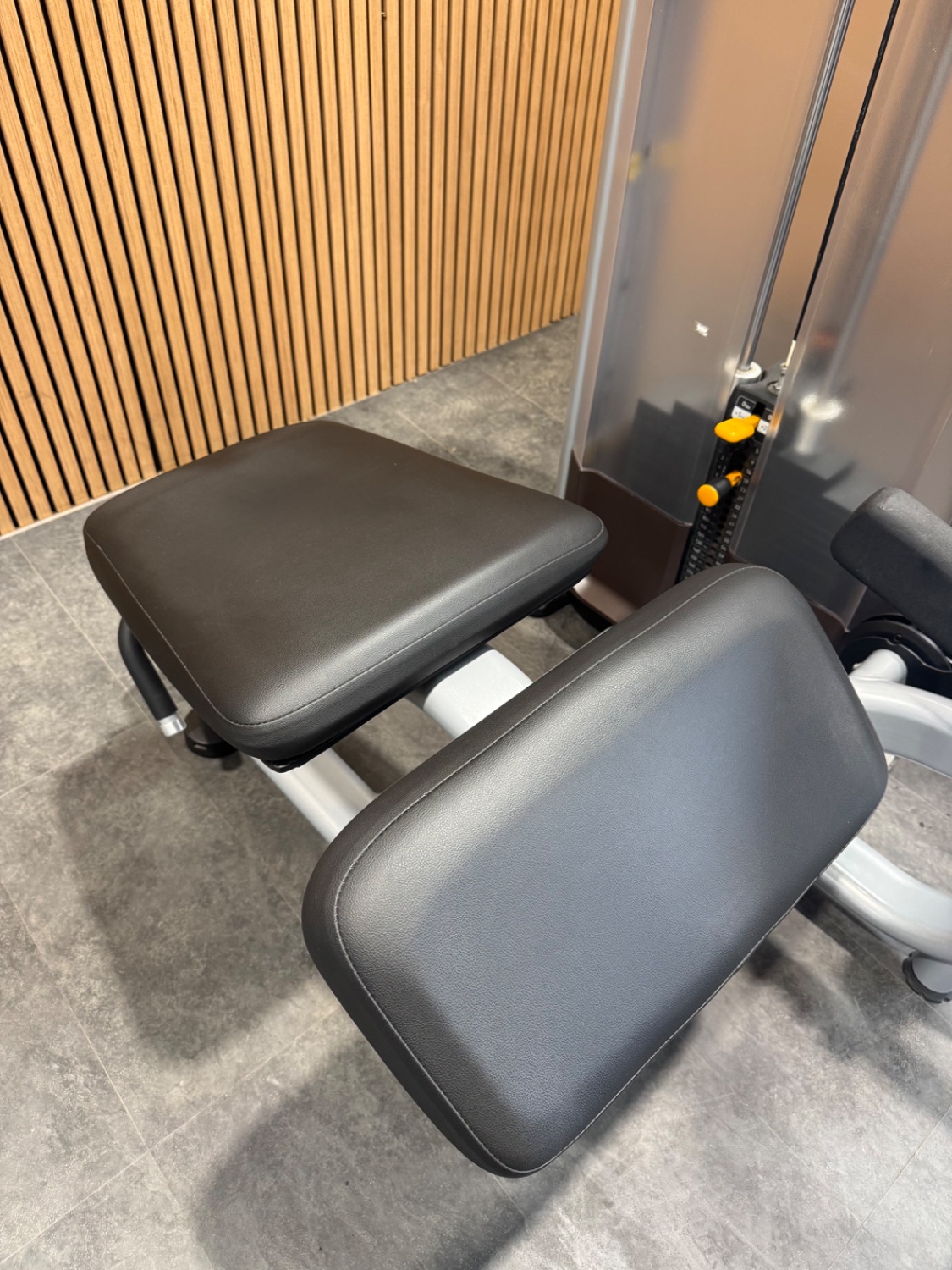 Precor Discovery Prone Leg Curl - Image 4