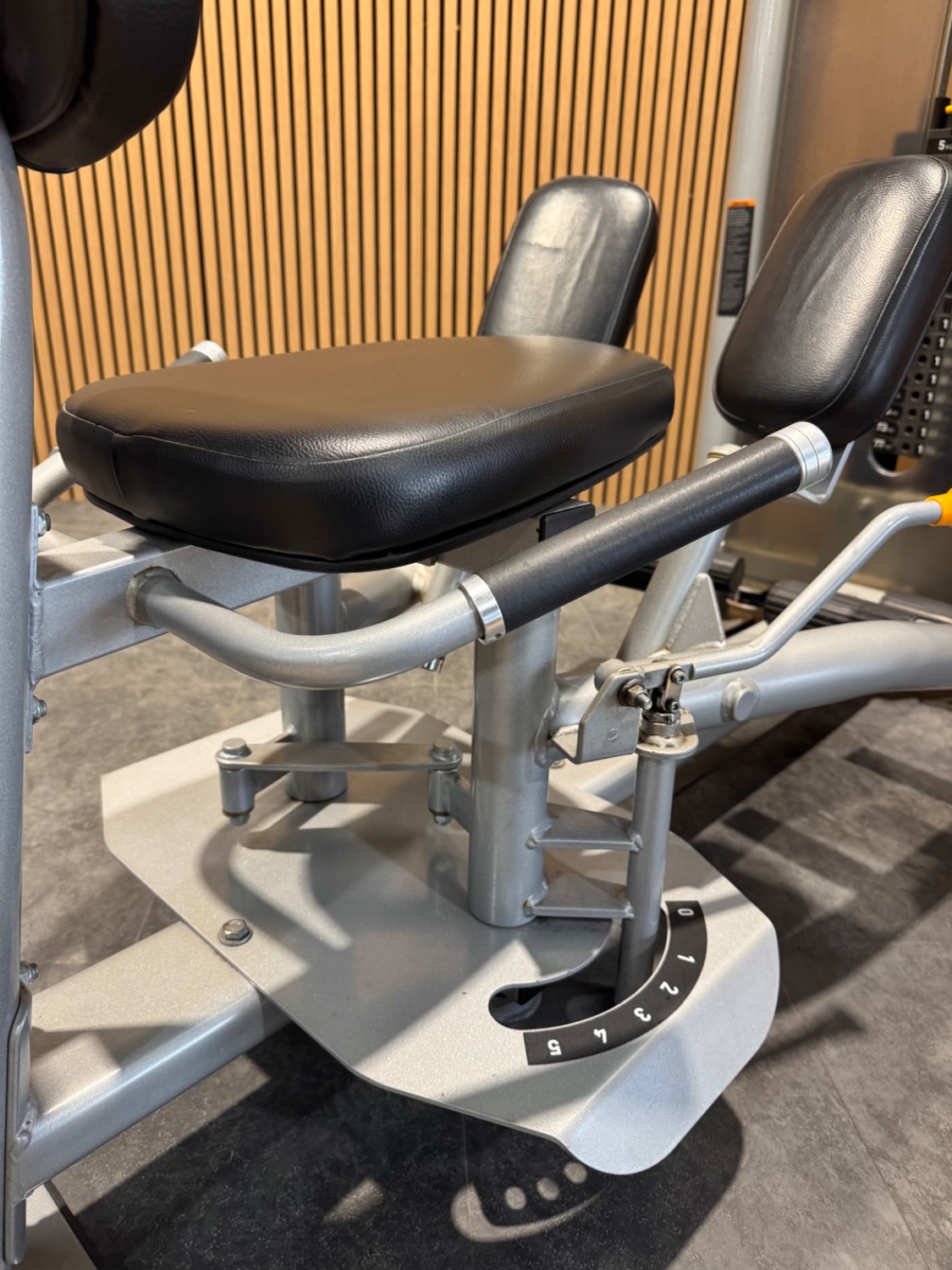 Precor Discovery Abductor/Adductor - Image 6