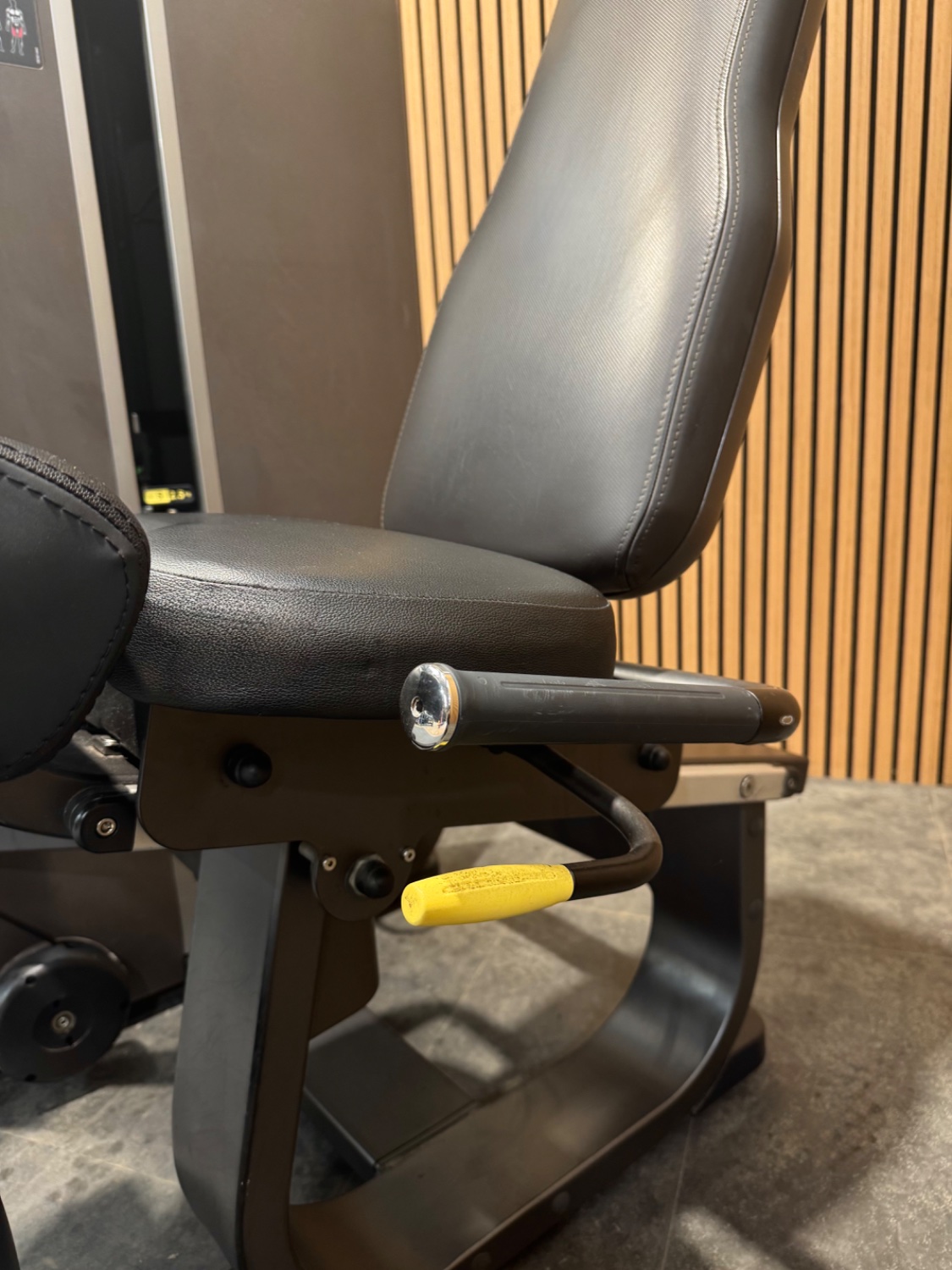 Technogym Artis Leg Extension (MK91) Carbon Grey - Image 3