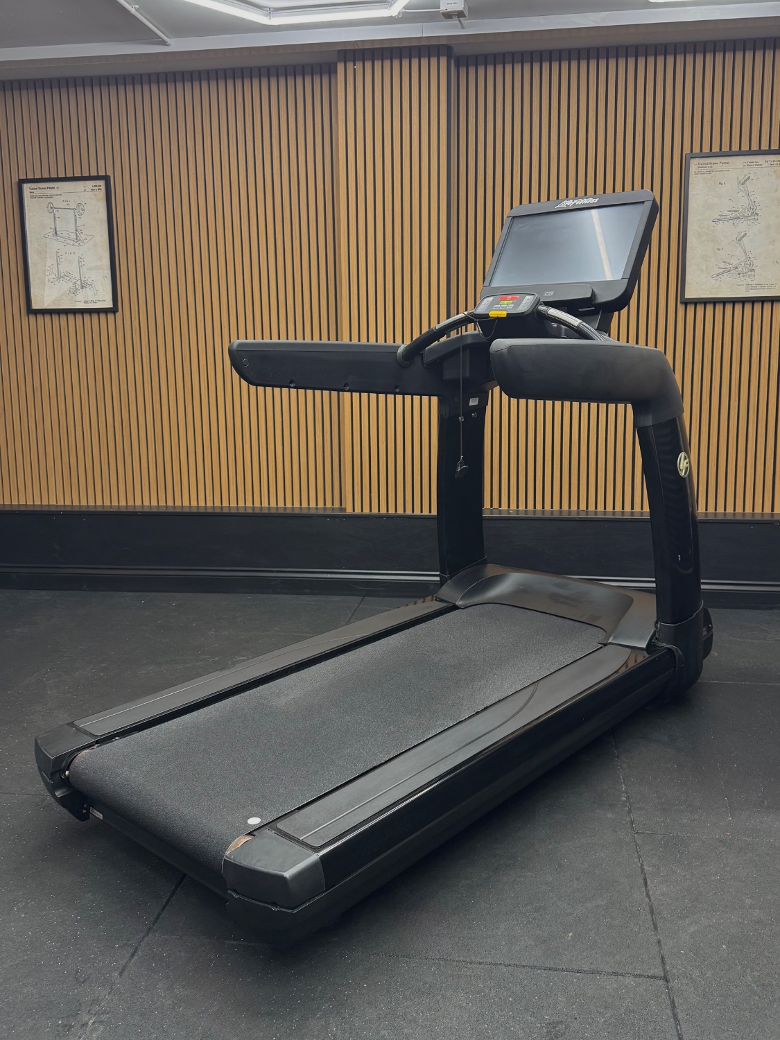 Life Fitness 95T Elevation Treadmill - SE3 HD - Black - Image 3