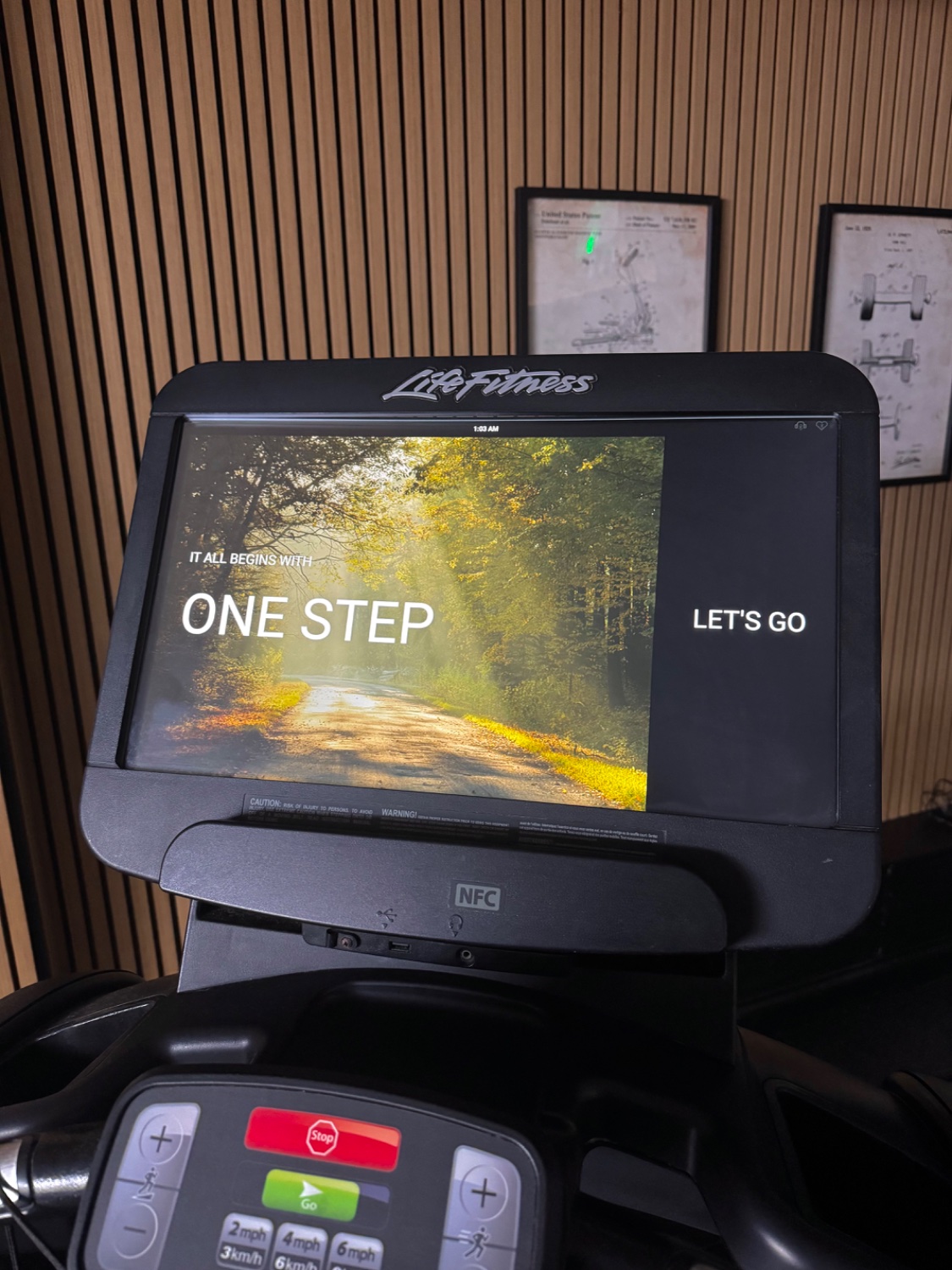 Life Fitness 95T Elevation Treadmill - SE3 HD - Black - Image 8