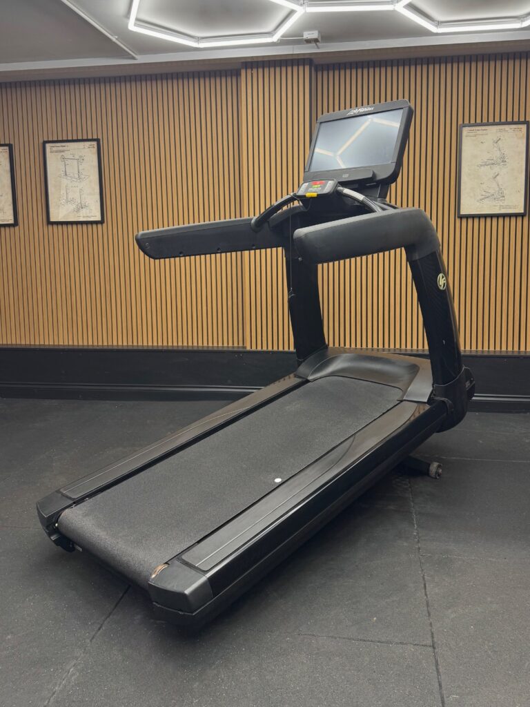 Life Fitness 95T Elevation Treadmill - SE3 HD - Black
