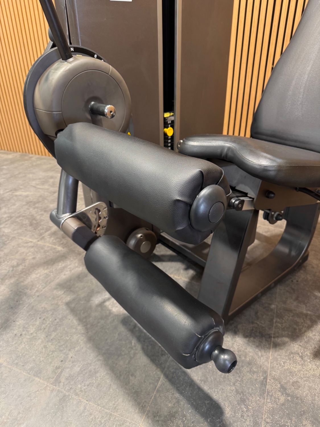 Technogym Artis Leg Curl (MK90) Carbon Grey - Image 3