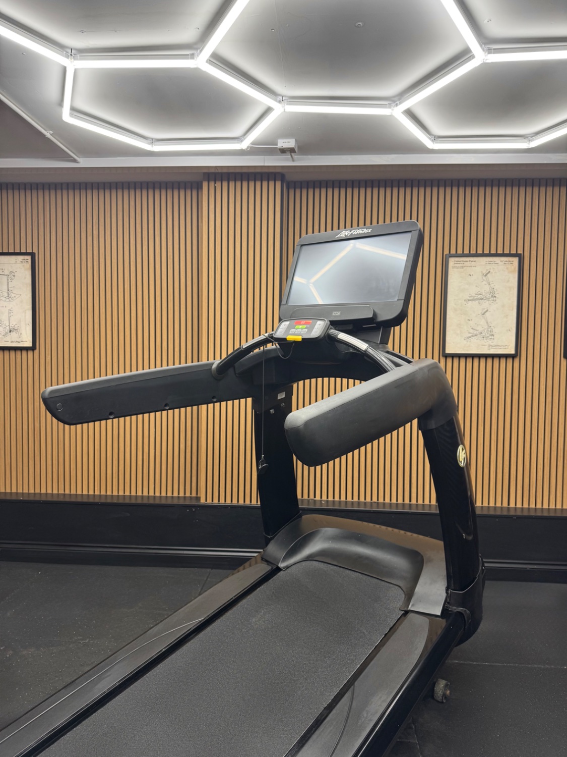 Life Fitness 95T Elevation Treadmill - SE3 HD - Black - Image 4