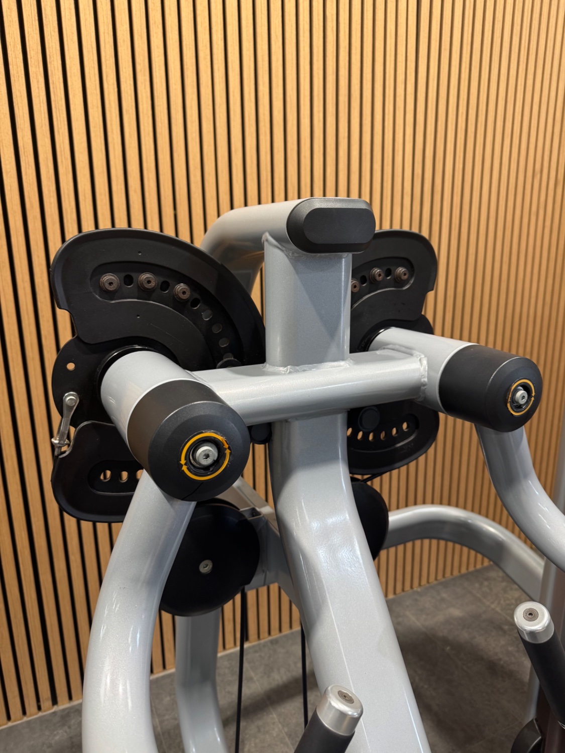 Precor Discovery Lateral Raise - Image 3