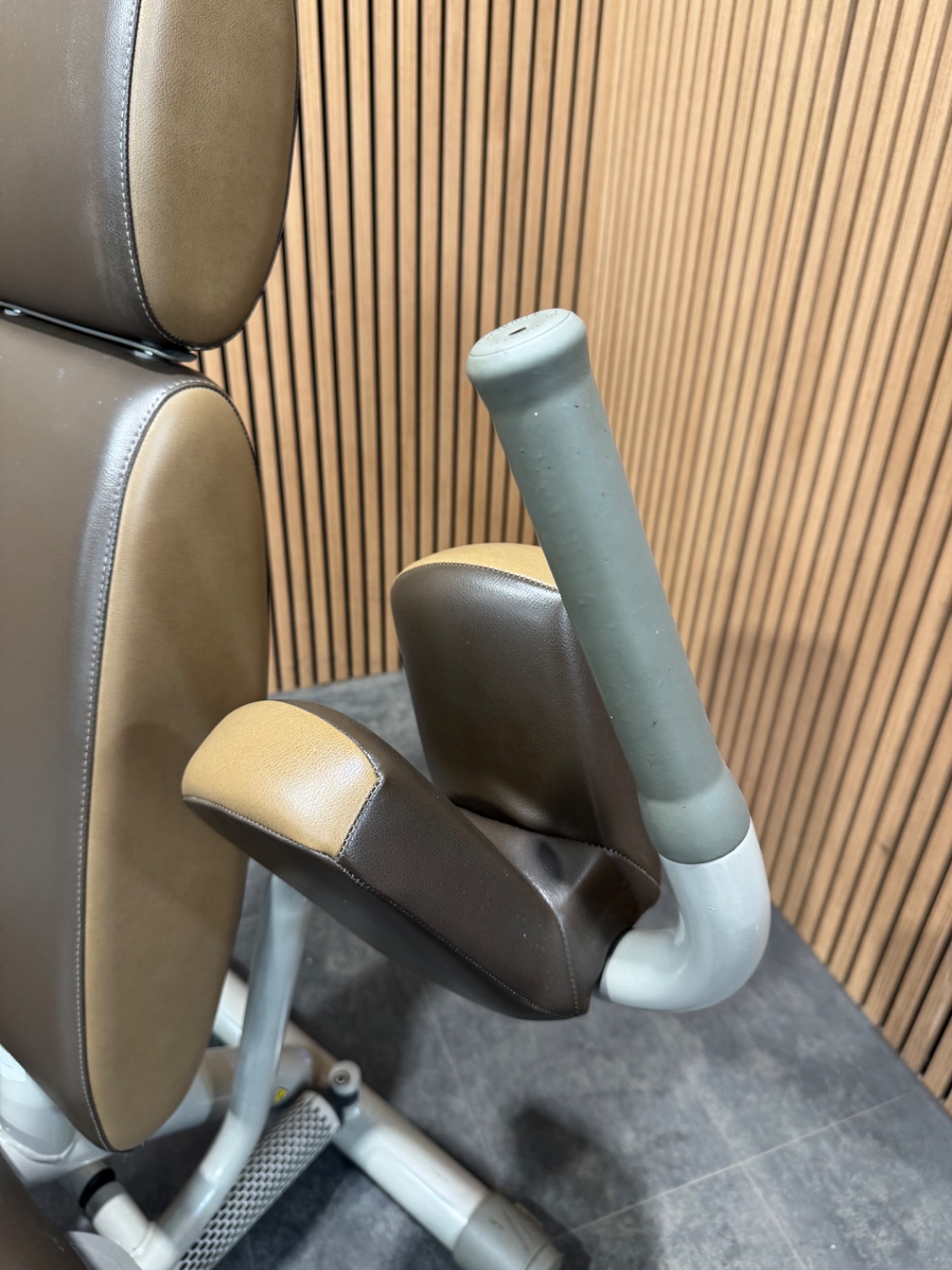 Technogym Easy Line (MC70) Pec Deck/Fly Champagne - Image 4