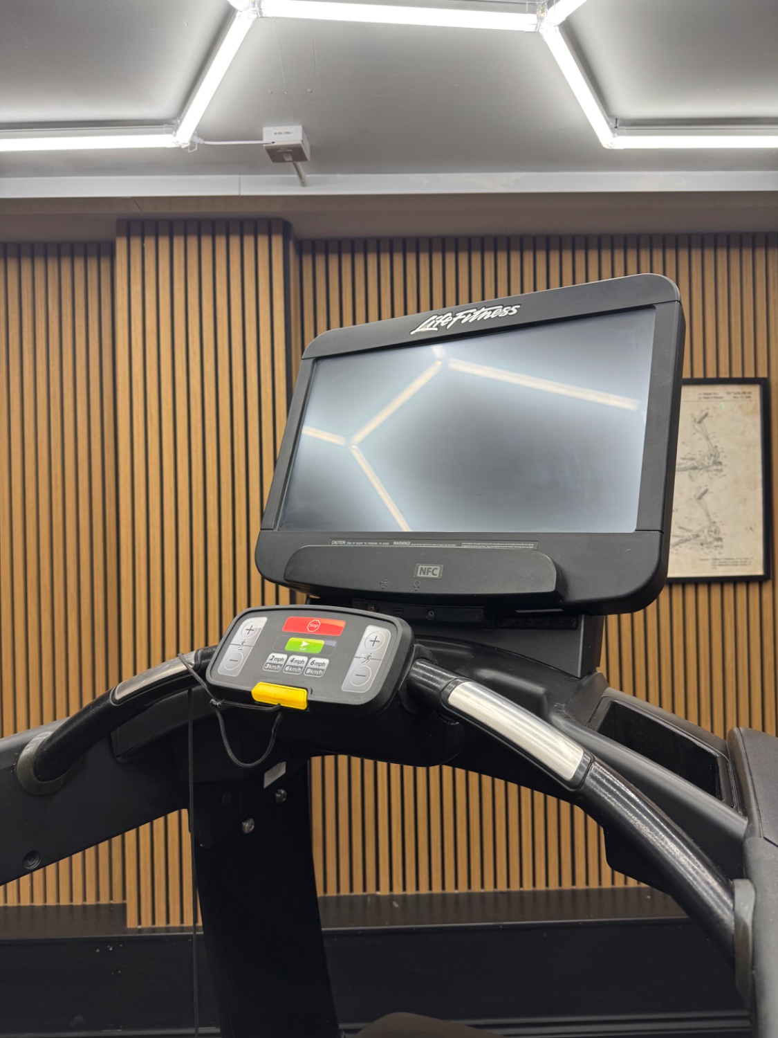 Life Fitness 95T Elevation Treadmill - SE3 HD - Black - Image 5