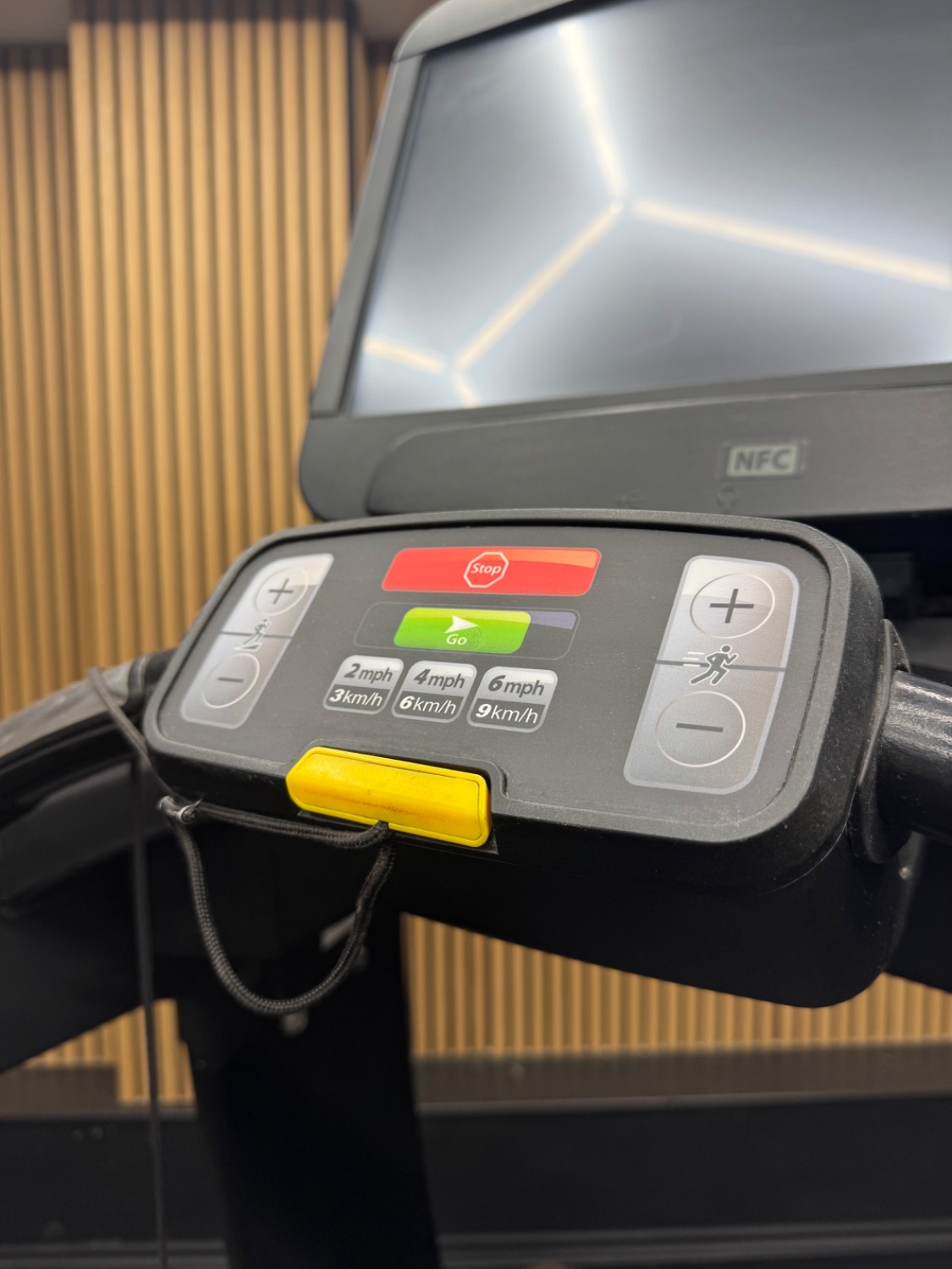 Life Fitness 95T Elevation Treadmill - SE3 HD - Black - Image 6