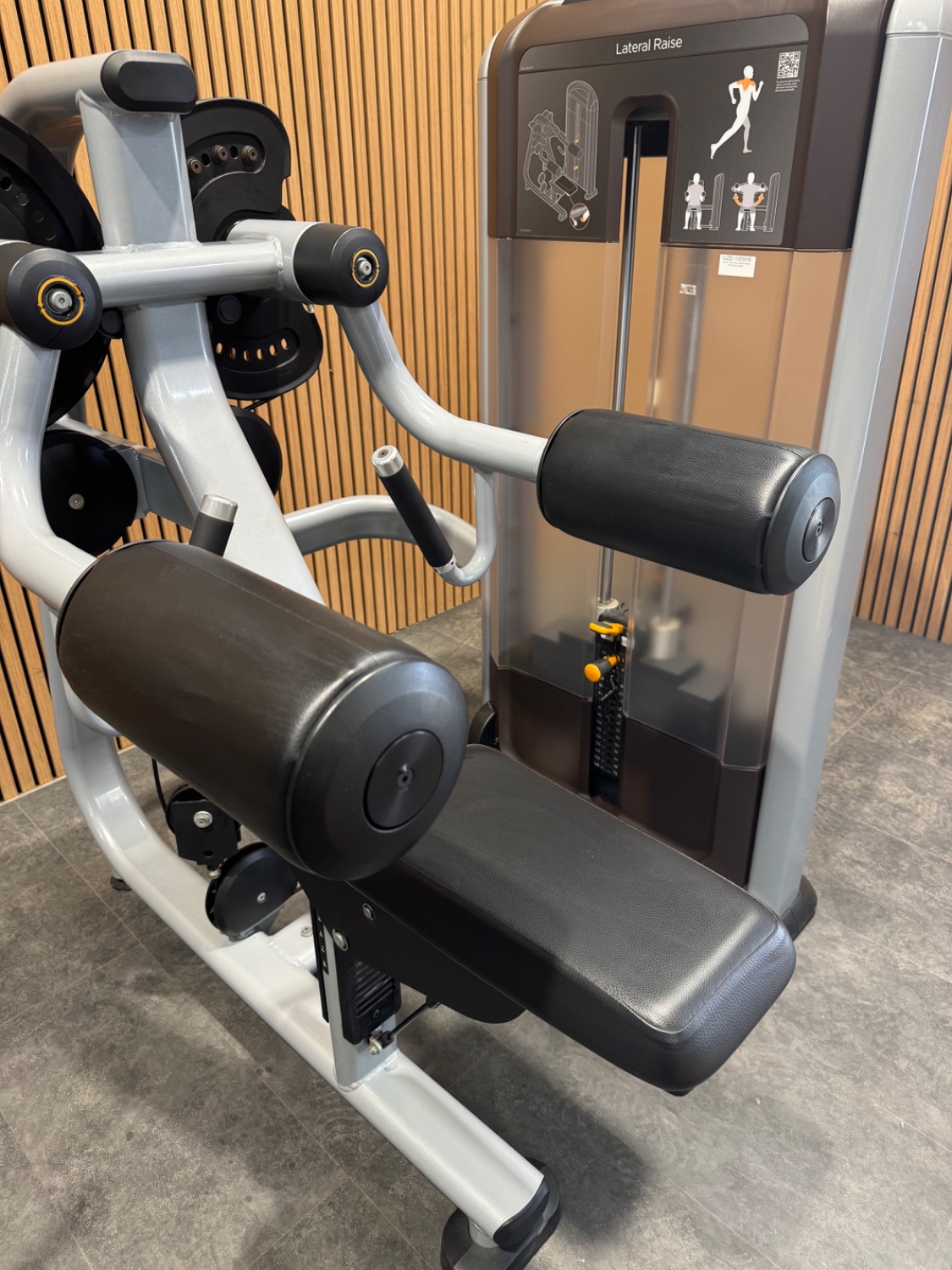 Precor Discovery Lateral Raise - Image 4