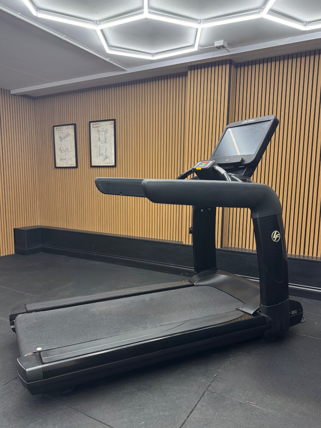 Life Fitness 95T Elevation Treadmill - SE3 HD - Black - Image 2