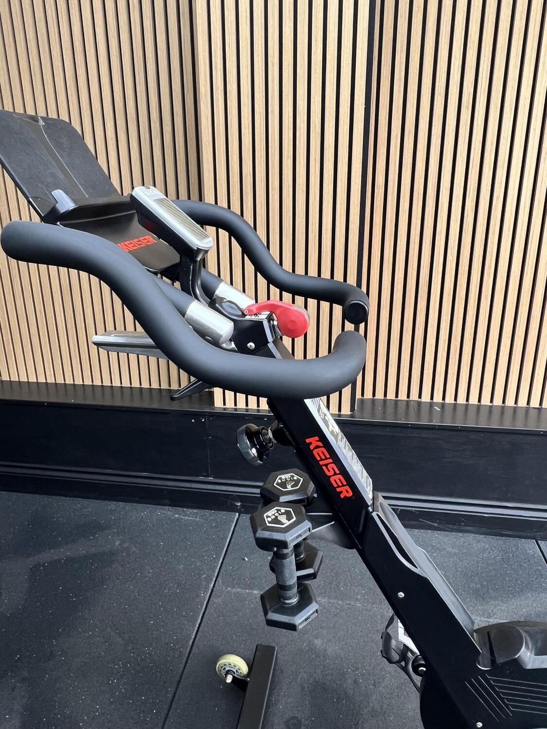 Keiser M3i - Black / Green with 2 x 1KG Dumbbells - Image 3