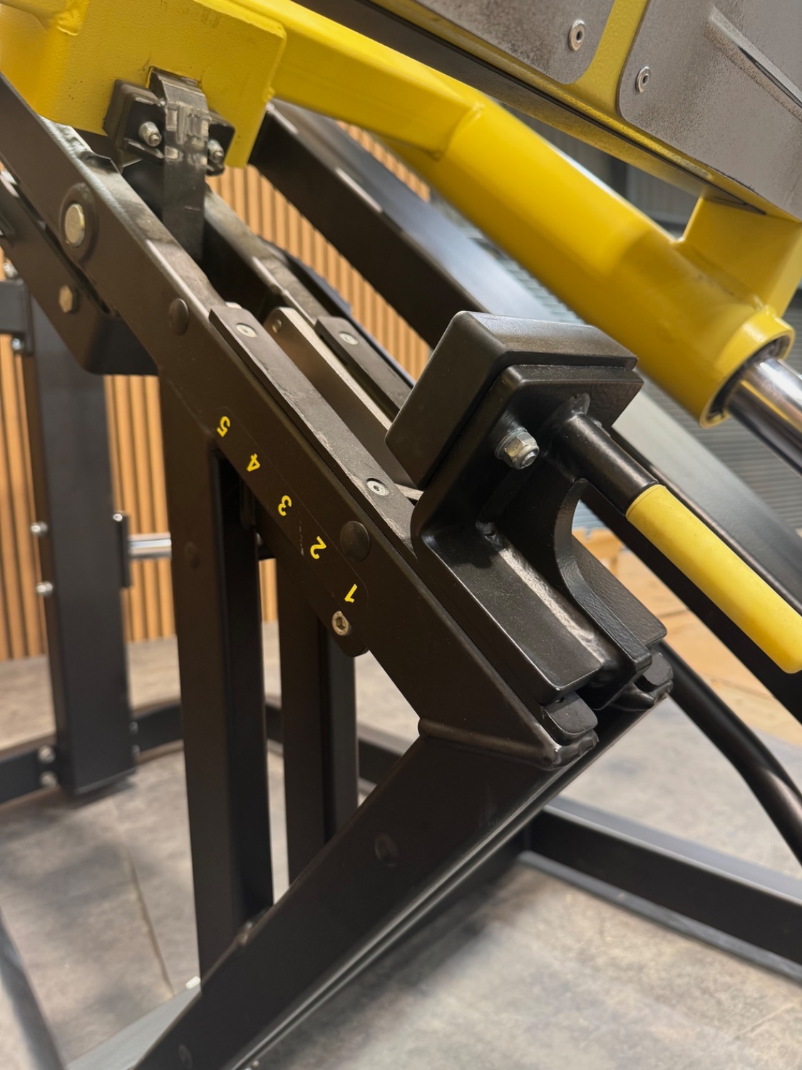 Technogym PURE STRENGTH Linear Leg Press (MG7500) Black/Yellow - Image 6