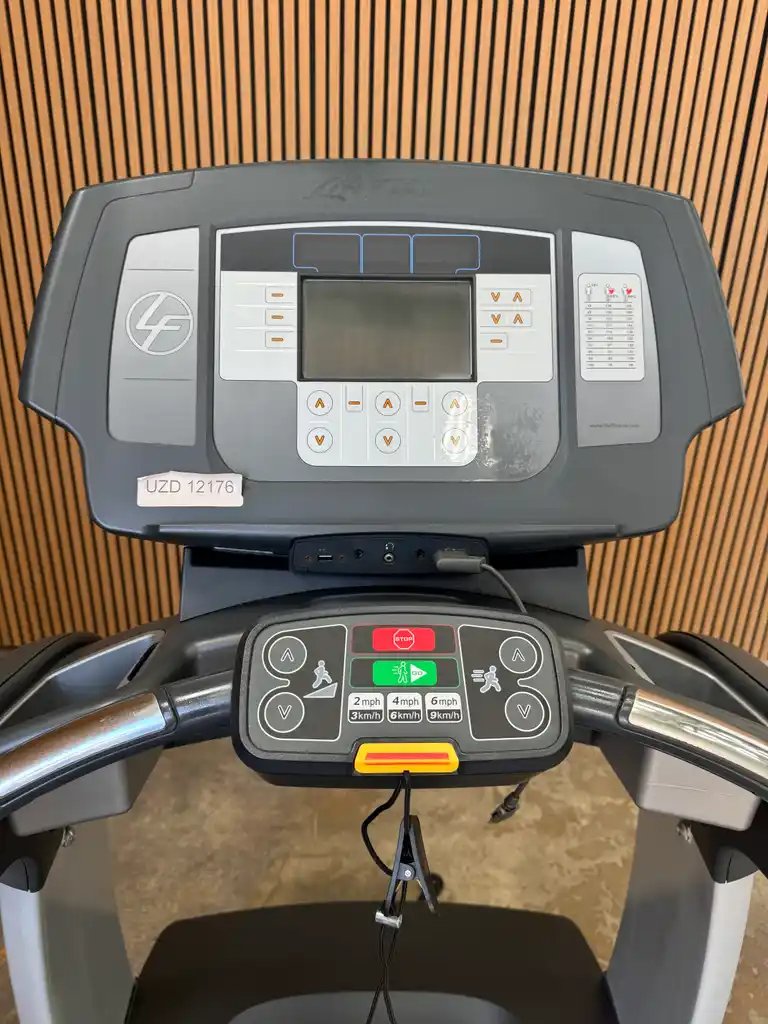 Life Fitness 95T Discover SE Treadmill - Image 5