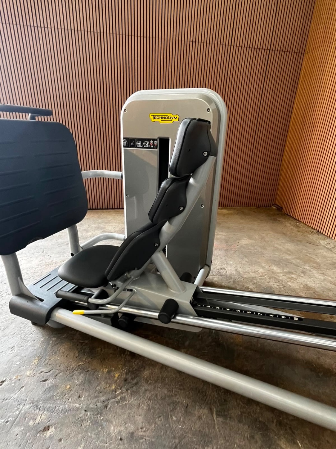 Technogym Element+ IFI Leg Press (CB50) Silver Grey - Image 3