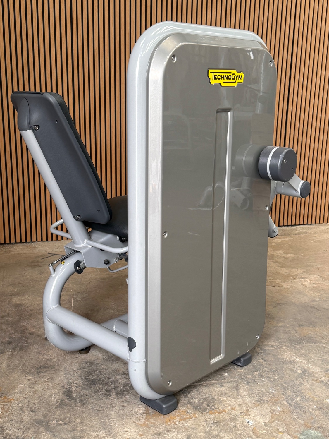 Technogym Element+ IFI Leg Curl (CB35) Silver Grey - Image 3