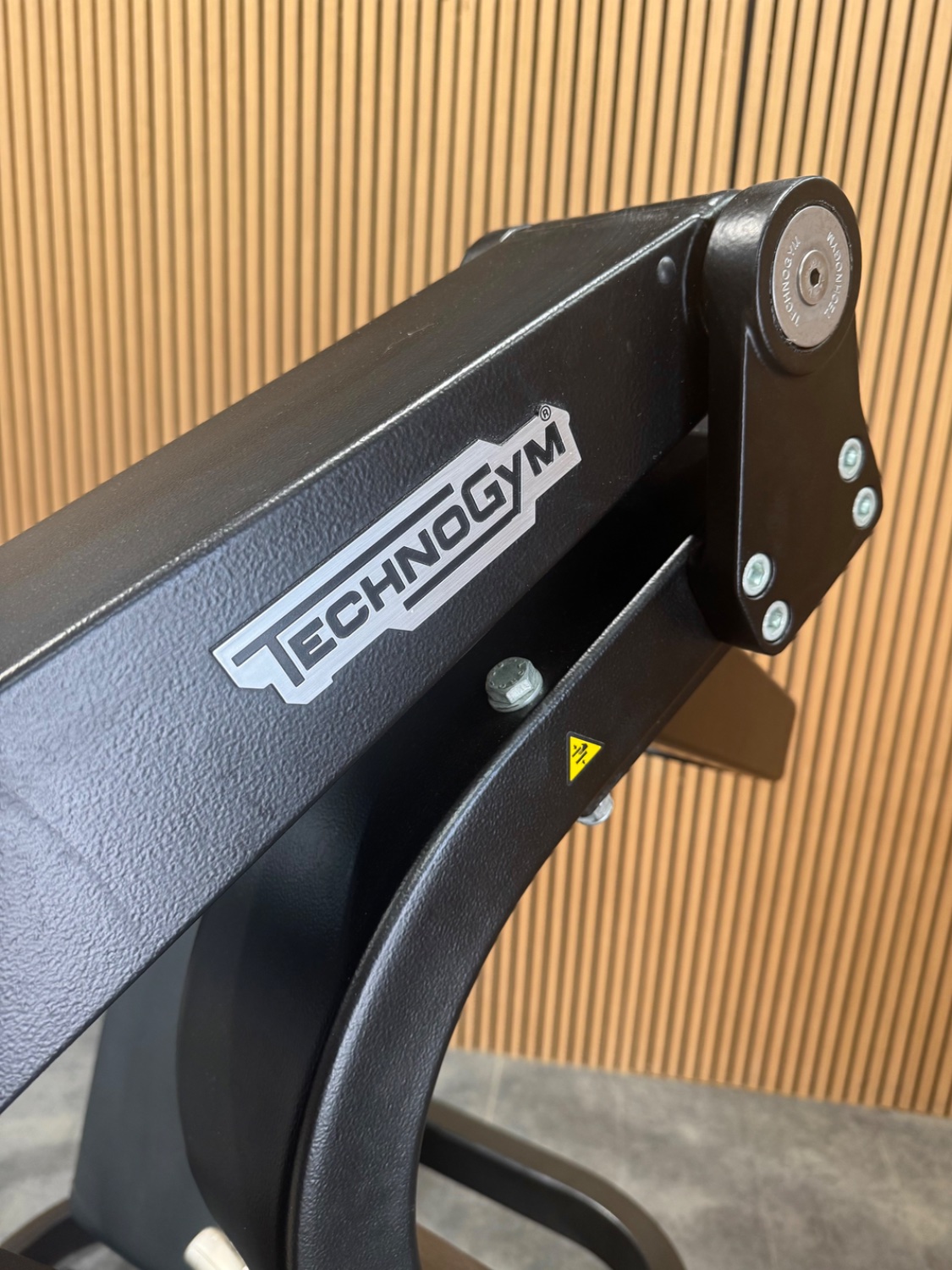Technogym PURE STRENGTH Chest Press (MG0500) Black/Black - Image 4