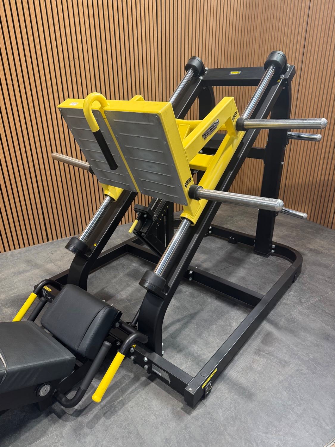 Technogym PURE STRENGTH Linear Leg Press (MG7500) Black/Yellow - Image 2