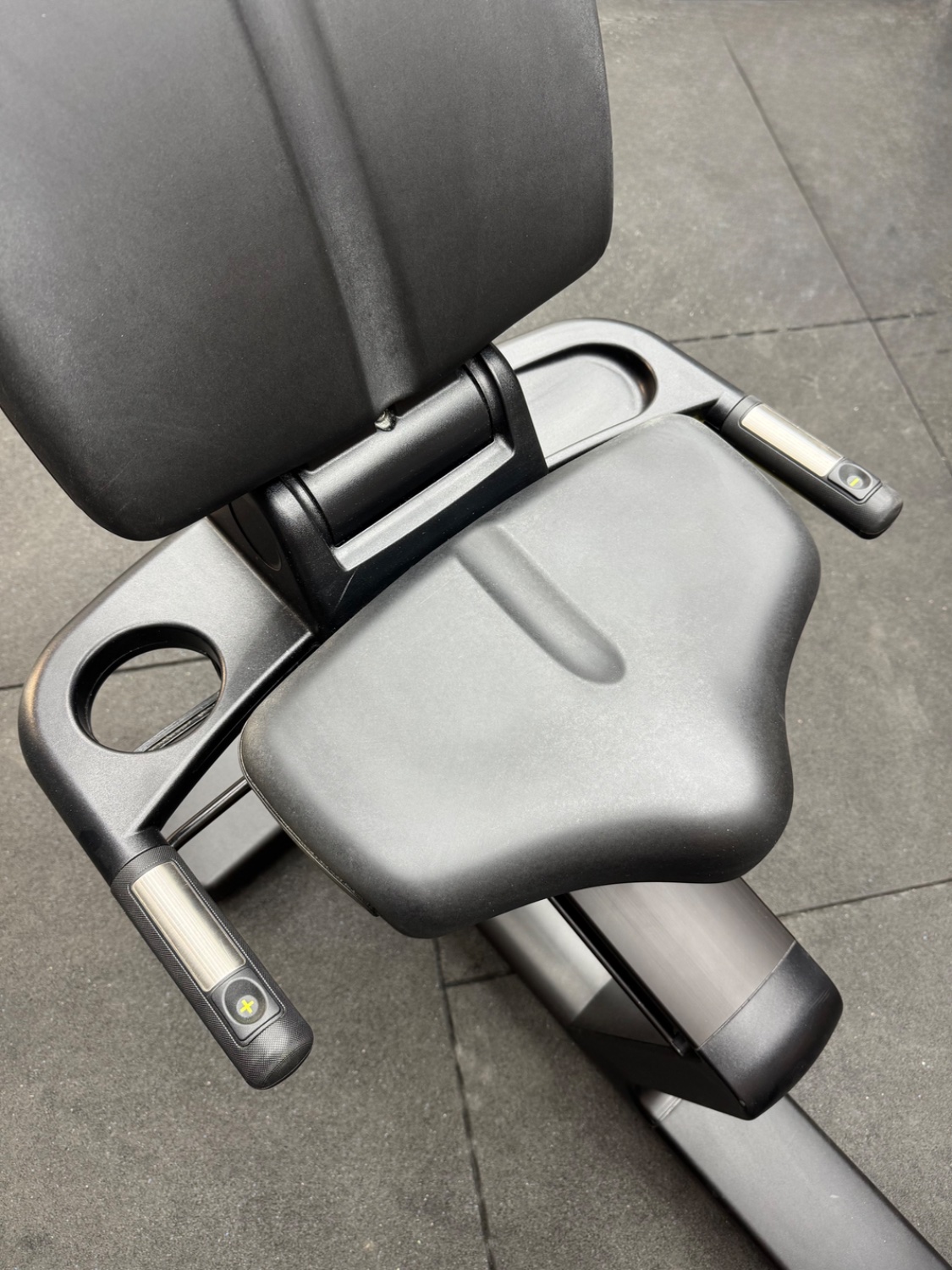Technogym Excite RECLINE LIVE 7000 16" (DFDU3Q4) Diamond Black - Image 3