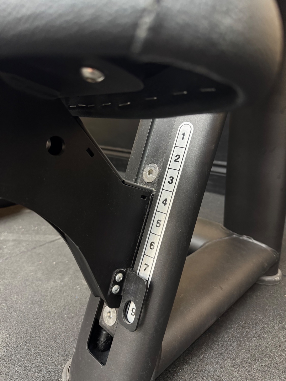 Technogym Selection 900 Arm Curl Unity Mini (MNRP) Meteor Black - Image 5