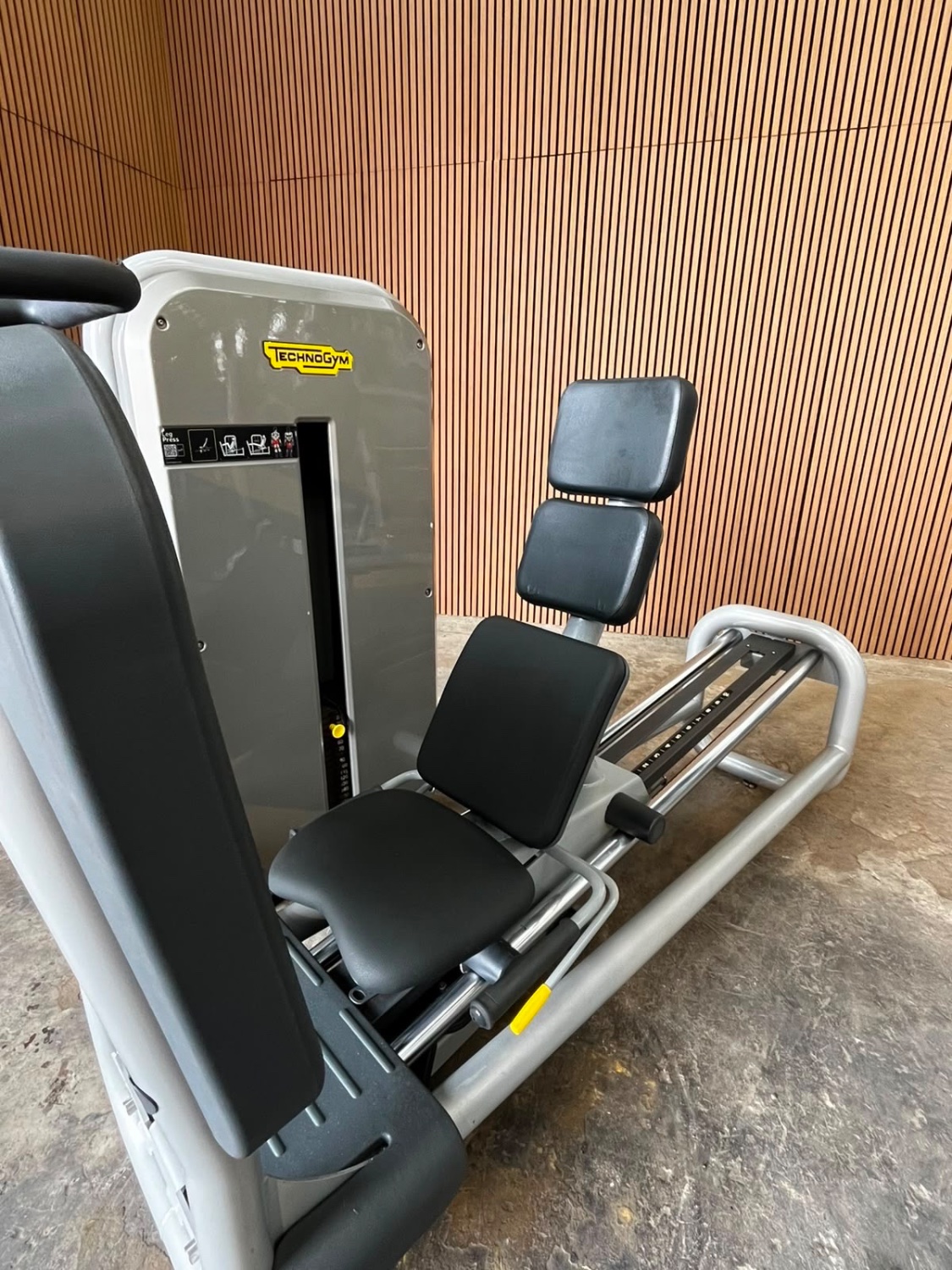 Technogym Element+ IFI Leg Press (CB50) Silver Grey - Image 2