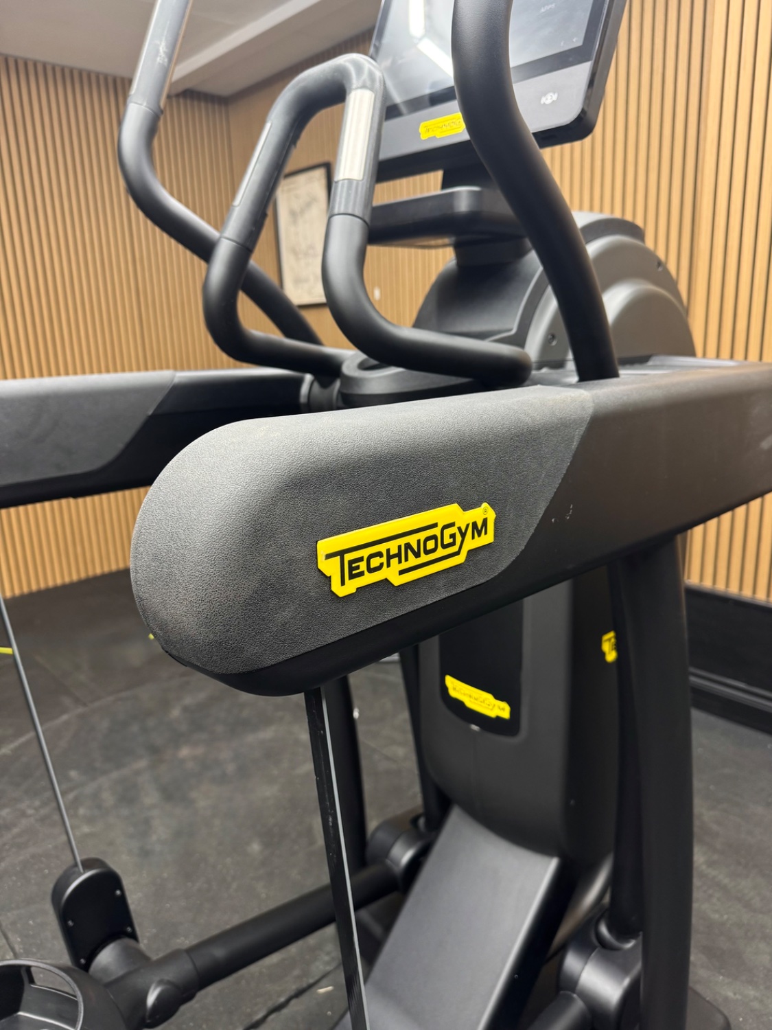 Technogym Excite VARIO LIVE 7000 16" (DFFU3Q4) Diamond Black - Image 4