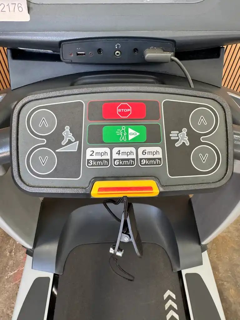 Life Fitness 95T Discover SE Treadmill - Image 6