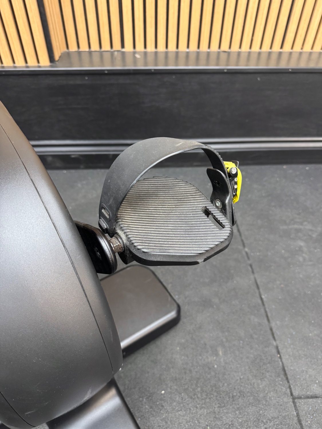 Technogym Excite RECLINE LIVE 7000 16" (DFDU3Q4) Diamond Black - Image 4