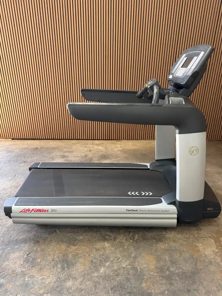 Life Fitness 95T Discover SE Treadmill