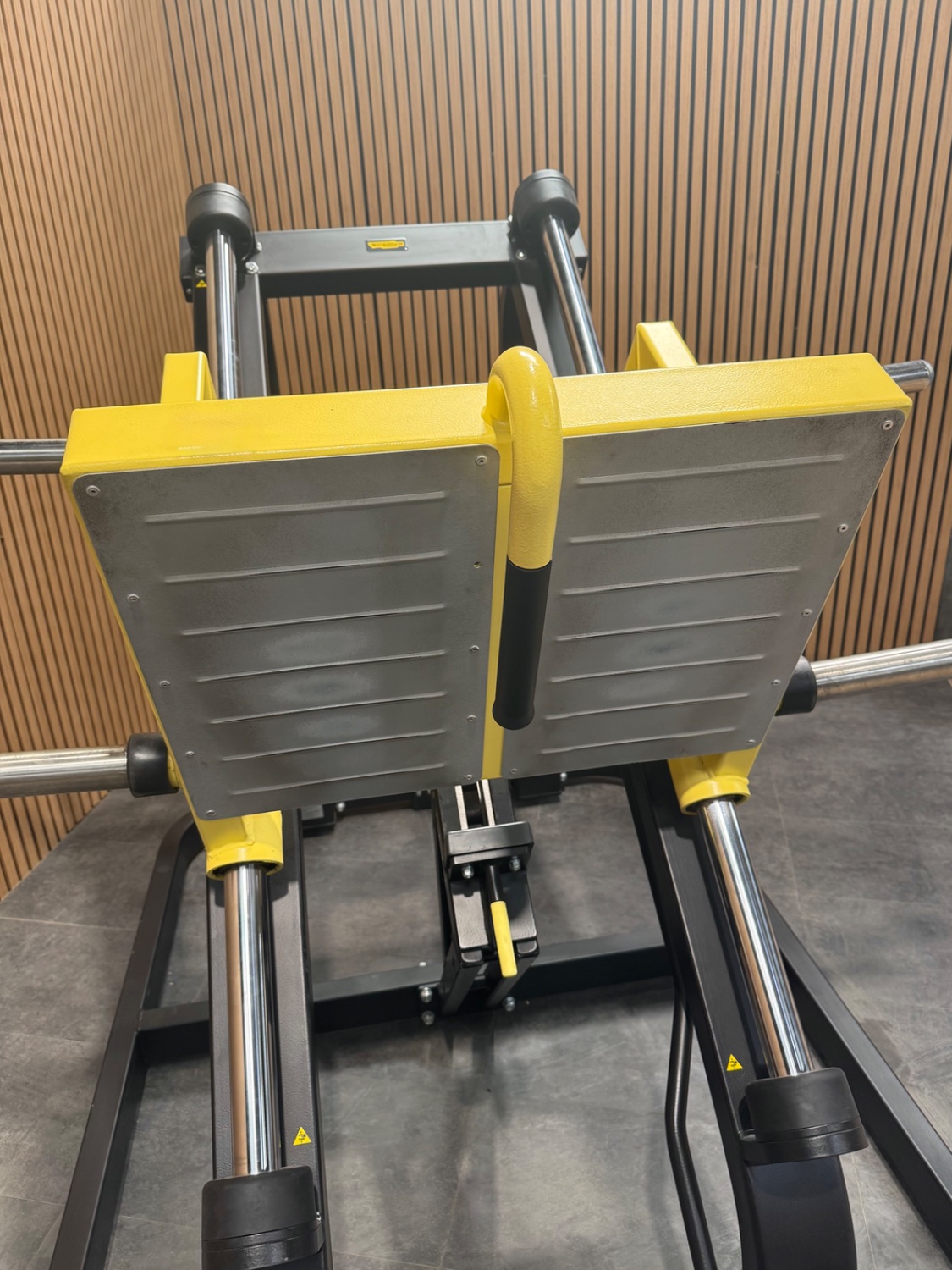 Technogym PURE STRENGTH Linear Leg Press (MG7500) Black/Yellow - Image 3