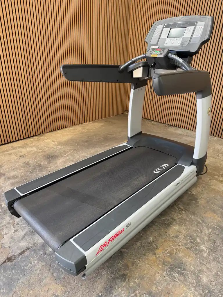 Life Fitness 95T Discover SE Treadmill - Image 2