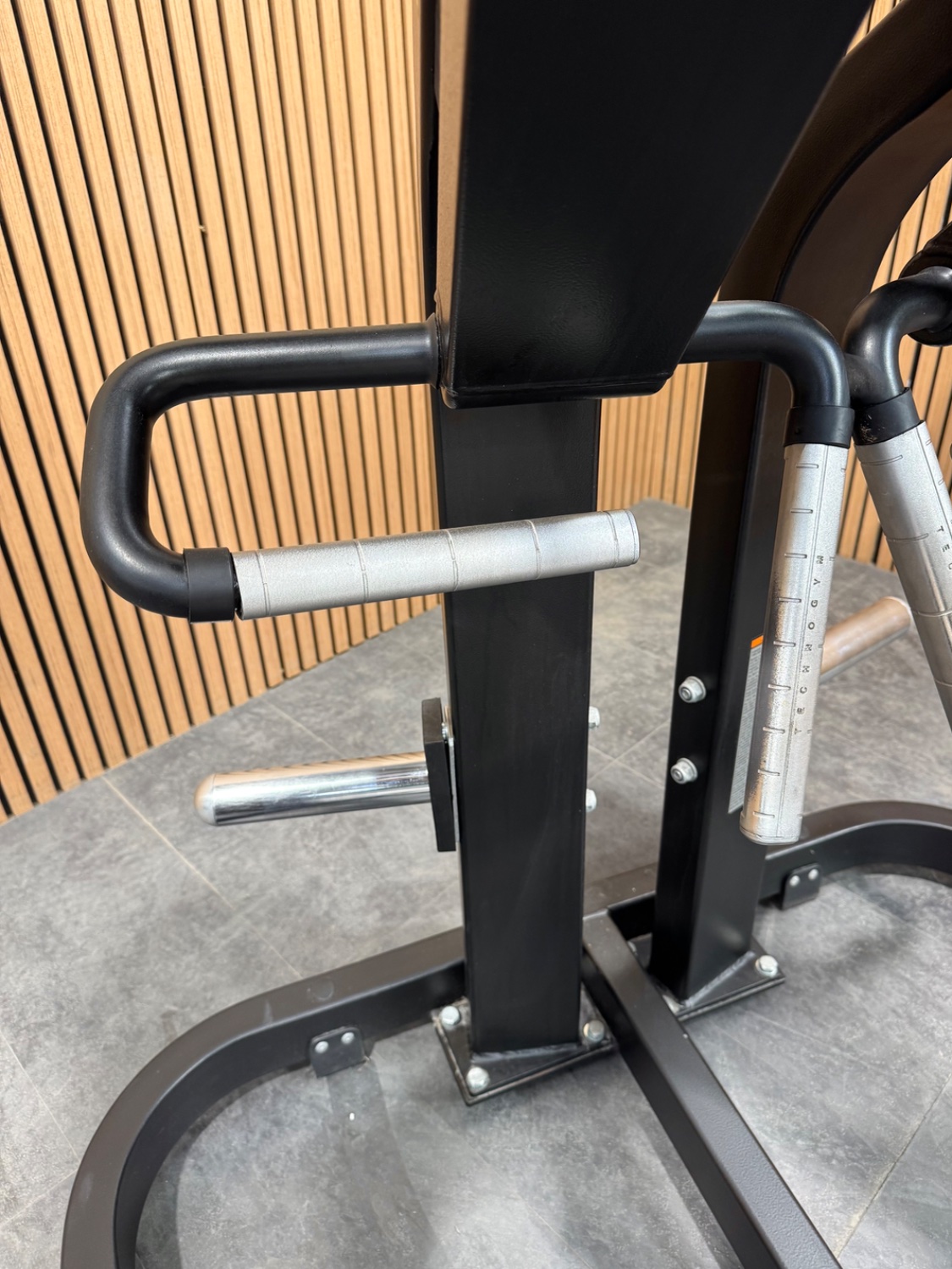 Technogym PURE STRENGTH Low Row (MG2500) Black/Black - Image 4